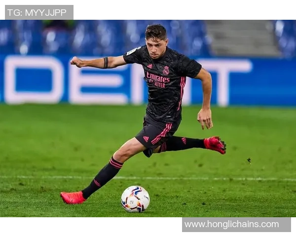 马丁内斯的传奇之路：从球场新星到世界级教练的成长历程